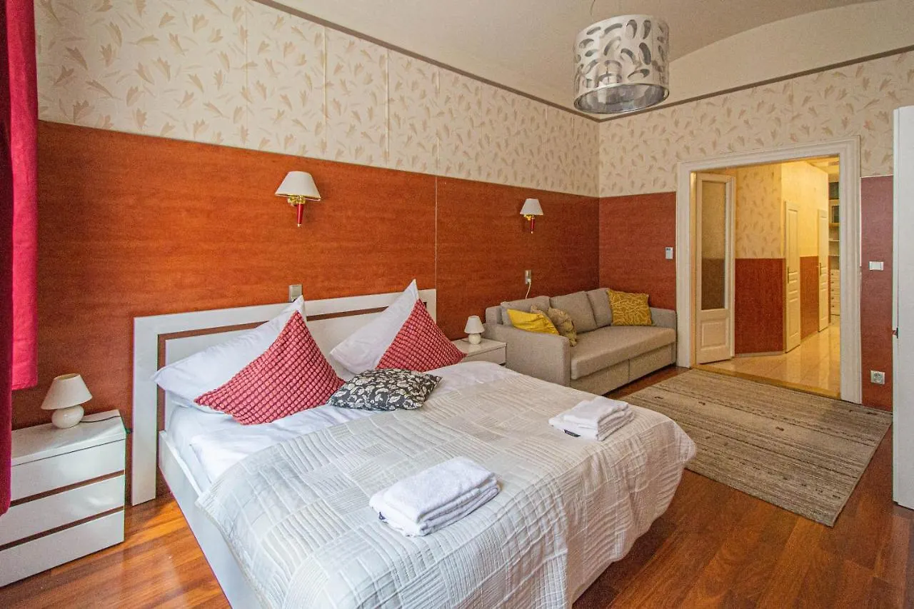 דירה פראג Central 2Bdr Flat Behind Museum